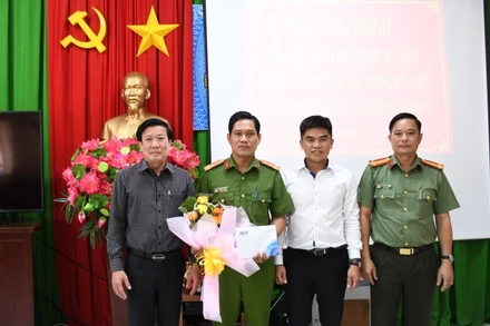 Đồng chí Nguyễn Văn Nhựt, Phó Giám đốc Ngân hàng Nhà nước Việt Nam chi nhánh Tiền Giang và đồng chí Nguyễn Hồng Khắc, Phó Giám đốc Công an Tiền Giang trao hoa, quà cho tập thể Công an TP Mỹ Tho.