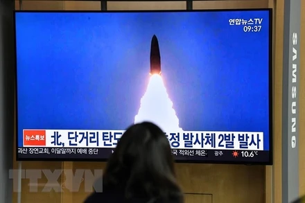 Người dân theo dõi qua truyền hình vụ phóng thử tên lửa của Triều Tiên. (Ảnh: AFP/TTXVN)