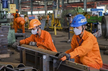 Công nhân sản xuất tại Công ty CP Cơ khí Xây dựng Thương mại Đại Dũng.