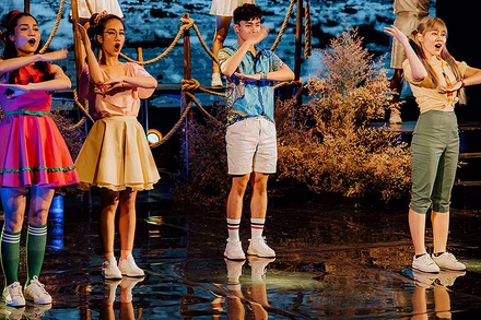 Một phân cảnh trong vở nhạc kịch “Trại hoa vàng” thuộc dự án Nhạc kịch hướng nghiệp “Chọn nghề trong muôn nghề”.