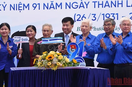 Cán bộ Đoàn qua các thời kỳ chụp ảnh lưu niệm.