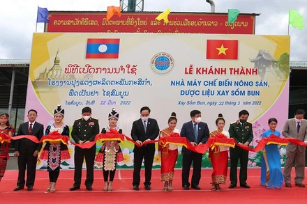 Các đại biểu cắt băng khánh thành nhà máy tại Xaysomboun. (Ảnh: Xuân Sơn)