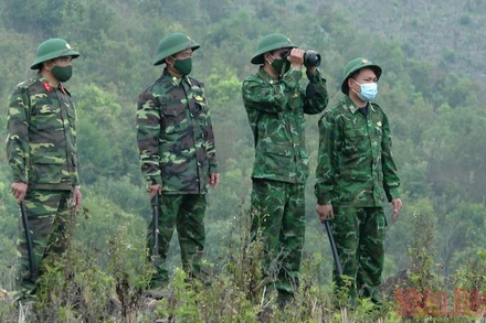 Trung úy Lương Văn Lợi và đồng đội tuần tra đường biên, cột mốc, ngăn chặn xuất nhập cảnh trái phép.