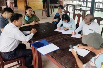 Đoàn kiểm tra liên ngành Khánh Hòa lập biên bản vi phạn đối với tour du lịch “chui” trên đảo Hoa Lan. Ảnh: Báo Văn hóa