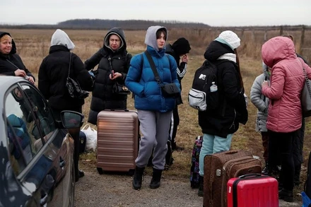 Người lánh nạn từ Ukraine tại khu vực biên giới ở Beregsurany, Hungary, ngày 26/2/2022. (Ảnh: Reuters)