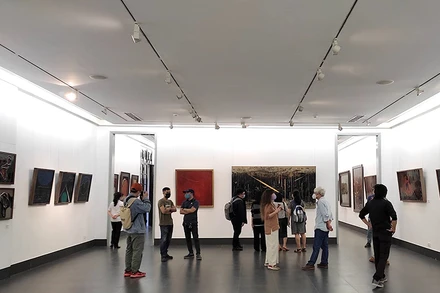 Khách tham quan “Những ngả đường sơn mài” tại Bảo tàng Mỹ thuật Việt Nam trong ngày khai trương triển lãm.