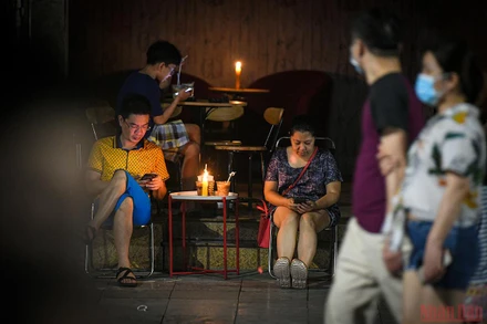 Người dân Thủ đô hưởng ứng Giờ Trái đất 2022 bằng cách tắt điện từ 20 giờ 30 đến 21 giờ 30. (Ảnh: THÀNH ĐẠT)