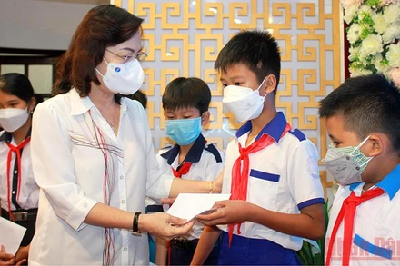 Đồng chí Lê Thị Ái Nam, Phó Bí thư Thường trực Tỉnh ủy Bạc Liêu trao học bổng cho học sinh nghèo vùng ven biển của tỉnh. (Ảnh: Văn Tưởng)