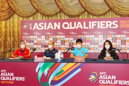 HLV Park Hang-seo và thủ thành Nguyên Mạnh tham dự buổi họp báo chiều 23/3. (Ảnh: VFF)