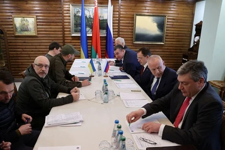 Toàn cảnh vòng đàm phán thứ hai giữa phái đoàn Nga và Ukraine tại vùng Belovezhskaya, Belarus ngày 3/3/2022. (Ảnh: Reuters)