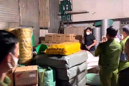 Lực lượng công an tạm giữ nhiều thùng hàng chứa nhớt giả.