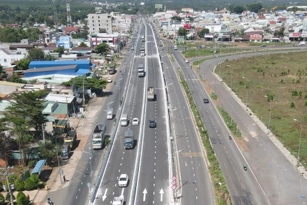 Cầu vượt Dầu Giây thông xe nhìn từ trên cao.