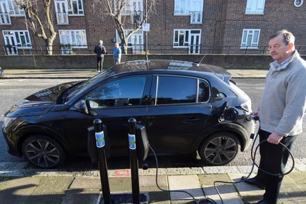 Một trạm sạc xe điện ở Anh. (Ảnh REUTERS) 