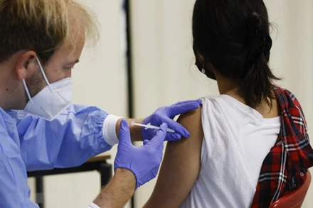 Nhân viên y tế tiêm vaccine phòng Covid-19 cho người dân. (Ảnh: AFP/TTXVN)