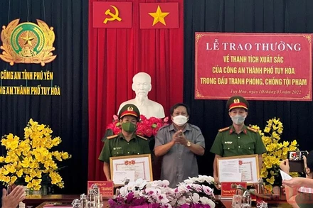 Ông Huỳnh Trang, Cục trưởng Cục Quản lý thị trường tỉnh Phú Yên , Phó Trưởng Ban Thường trực Ban Chỉ đạo 389 tỉnh, trao giấy khen cho các tập thể thuộc Công an thành phố Tuy Hòa. (Ảnh: KHANG ANH)