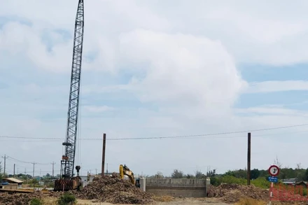 Hàng loạt cây cầu tại vùng ven biển huyện Hòa Bình (Bạc Liêu) thi công ì ạch, ảnh hưởng rất lớn đến đời sống nhân dân, nhất là hàng trăm hộ nuôi tôm. (Ảnh Trọng Duy). 