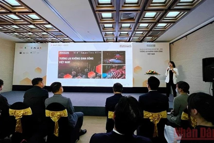 Đại diện Ban Tổ chức giới thiệu về chủ đề Chương trình ALP 2021-2022 “Tương lai không gian sống Việt Nam”.