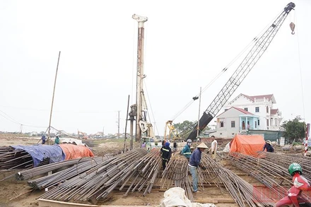 Các đơn vị thi công đang tập trung nhân lực, phương tiện đẩy nhanh tiến độ thi công tuyến cao tốc phía đông đoạn Diễn Châu-Bãi Vọt. 