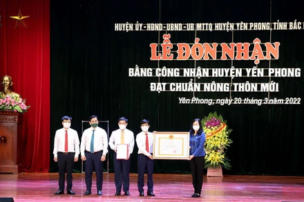 Bí thư Tỉnh ủy Bắc Ninh Đào Hồng Lan trao Bằng công nhận đạt chuẩn nông thôn mới cho Đảng bộ, chính quyền và nhân dân huyện Yên Phong.