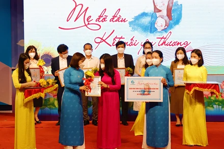 Các đơn vị trao ủng hộ chương trình để chia sẻ khó khăn với trẻ em mồ côi hoàn cảnh khó khăn.