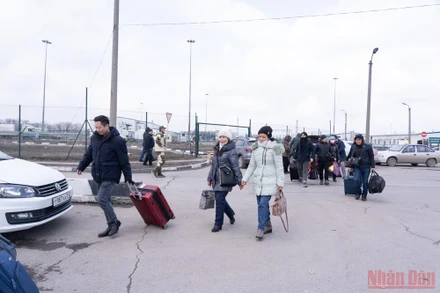 Đón người dân tại cửa khẩu Matveev Kurgan. (Ảnh: THANH THỂ)
