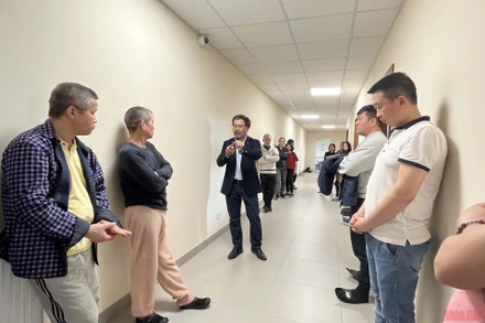 Ông Trần Trọng Hùng, Phó Chủ tịch Hội người Việt Nam tại Ba Lan, cung cấp thông tin và tư vấn để bà con quyết định về nước, ở lại Ba Lan hay di chuyển tới nước khác.