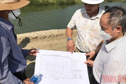 Đoàn công tác kiểm tra đoạn đường công vụ đắp bằng cát của Công ty TNHH Bình Minh-Ninh Thuận.