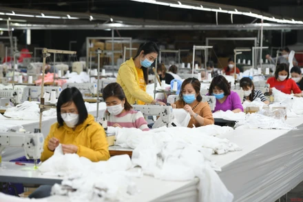 Người lao động tỏ ra đồng thuận với quyết định dừng hỗ trợ do ảnh hưởng của Covid-19 của Tổng Liên đoàn Lao động Việt Nam. (ẢNH: THÀNH ĐẠT)