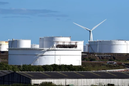 Ảnh minh họa: Các bồn chứa tại cơ sở Khí tự nhiên hóa lỏng (LNG) Dragon ở Waterston, Milford Haven, xứ Wales. (Ảnh: Reuters)