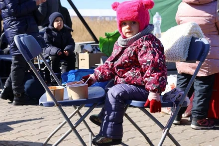 Trẻ em sơ tán khỏi Ukraine tại trạm kiểm soát biên giới ở Medyka, Ba Lan, ngày 11/3/2022. (Ảnh: REUTERS)