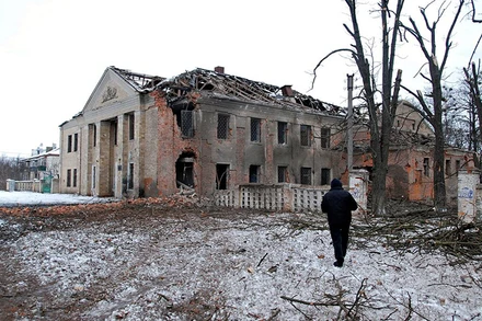 Người đàn ông đứng trước một tòa nhà bị pháo kích tại Kharkiv, Ukraine, ngày 6/3. (Ảnh: Reuters)