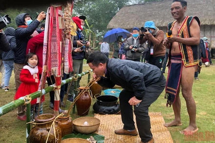Du khách uống rượu cần tại Làng dân tộc Ba Na.