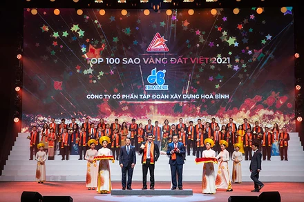 Ông Nguyễn Hùng Cường, Phó Tổng Giám đốc đại diện Hòa Bình nhận danh hiệu Top 100 Sao Vàng đất Việt. 