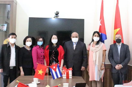 Các đại biểu chụp ảnh lưu niệm sau buổi làm việc.