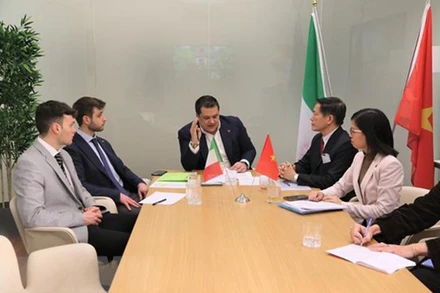 Thương vụ Sứ quán Việt Nam tại Italy làm việc với Lãnh sự danh dự Việt Nam tại Napoli. (Ảnh: TTXVN)