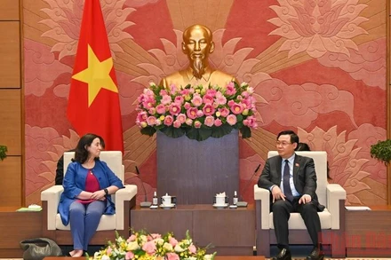 Chủ tịch Quốc hội Vương Đình Huệ tiếp bà Manuela V. Ferro, Phó Chủ tịch Ngân hàng Thế giới phụ trách khu vực Đông Á-Thái Bình Dương. (Ảnh: Duy Linh)