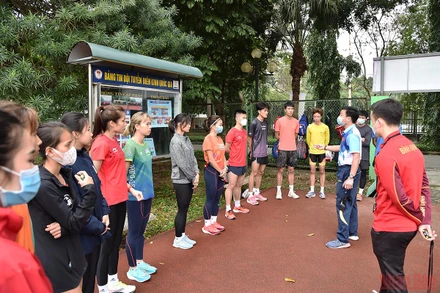 Để chuẩn bị cho SEA Games 31 trên sân nhà, đội tuyển Điền kinh Việt Nam đã triệu tập 75 vận động viên bao gồm: 41 tuyển thủ tập trung tại Trung tâm huấn luyện thể thao quốc gia Hà Nội; Trung tâm huấn luyện thể thao quốc gia Cần Thơ: 3 vận động viên; Trung tâm huấn luyện thể thao quốc gia Đà Nẵng: 11 vận động viên; Trung tâm huấn luyện thể thao quốc gia thành phố Hồ Chí Minh: 10 vận động viên và Đại học Thể dục thể thao Từ Sơn: 8 vận động viên. 