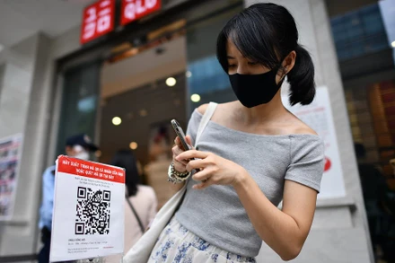Người dân được yêu cầu quét mã QR khai báo y tế khi đến nơi công cộng. Ảnh: Mỹ Hà