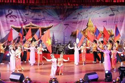 Một tiết mục văn nghệ ca ngợi mối quan hệ Việt Nam và Lào. (Ảnh: Xuân Sơn)