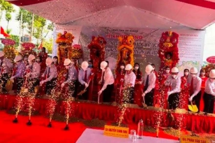 Quang cảnh buổi khởi công.