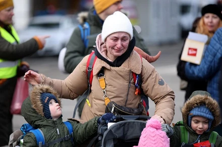 Người dân Ukraine đi sơ tán tại cửa khẩu biên giới ở Siret, Romania. (Ảnh: REUTERS)