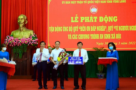 Ông Trần Tấn Hồng Cương, Phó Tổng Giám đốc KITA Group tặng 5 tỷ đồng cho Ủy ban Mặt trận Tổ quốc tỉnh Vĩnh Long.