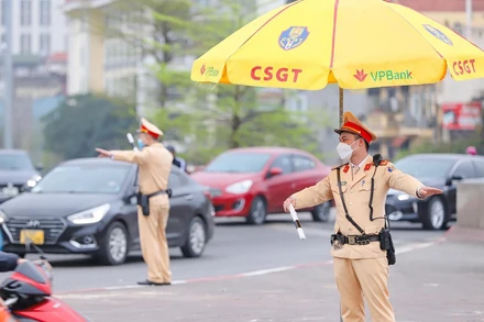Thanh niên Cảnh sát giao thông Thủ đô thực hiện nhiệm vụ tại vòng xuyến cầu Chương Dương.