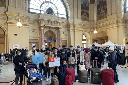 Người Việt từ Ukraine đến nhà ga Keleti, phía Đông Budapest, Hungary tối 5/3. (Nguồn: ĐSQ Việt Nam tại Hungary)