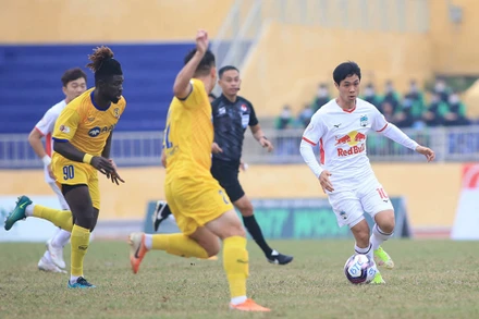 Công Phượng nỗ lực đi bóng qua hàng thủ Sông Lam Nghệ An. (Ảnh: VPF)