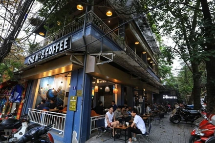 Các quán cà-phê bắt đầu hoạt động hết công suất. (Ảnh: Tuấn Anh/TTXVN)