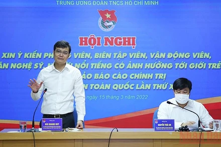 Đồng chí Bùi Quang Huy (bên trái trong ảnh) phát biểu ý kiến tại Hội nghị.
