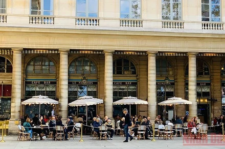 Từ ngày 14/3, khách tới các địa điểm ăn uống, giải trí và sự kiện đông người tại Pháp không phải trình chứng nhận tiêm chủng.