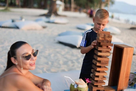 Du khách Nga trên bãi biển Phuket. (Ảnh: Reuters)