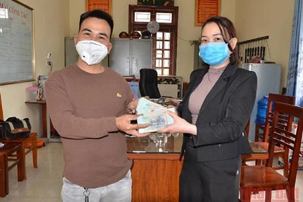 Anh Bùi Văn Trọng trao lại số tiền nhặt được cho chị Năm.